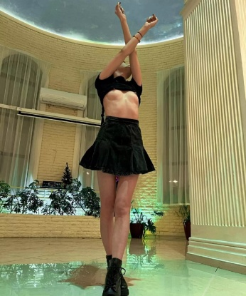 Мои услуги рассчитаны на самые изысканные желания: классический и эротический массаж, французский и глубокий орал, анальные ласки и многое другое. В фото ты увидишь мою соблазнительную фигуру и изящные черты лица. Живу в Москве, где принимаю в своей уютной квартире, созданной для нашей полной приватности и удовольствия. Тебе понравится моя ласковая натура и профессионализм. Мои клиенты остаются в восторге! 💋 75, 19 лет