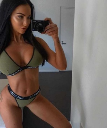 Искрометная развратница готова исполнить все твои желания. Позволь себе немного беззаботной радости и страсти в моем обаятельном обществе. 6065, 26 лет